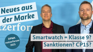 zwei Personen beim Vortrag